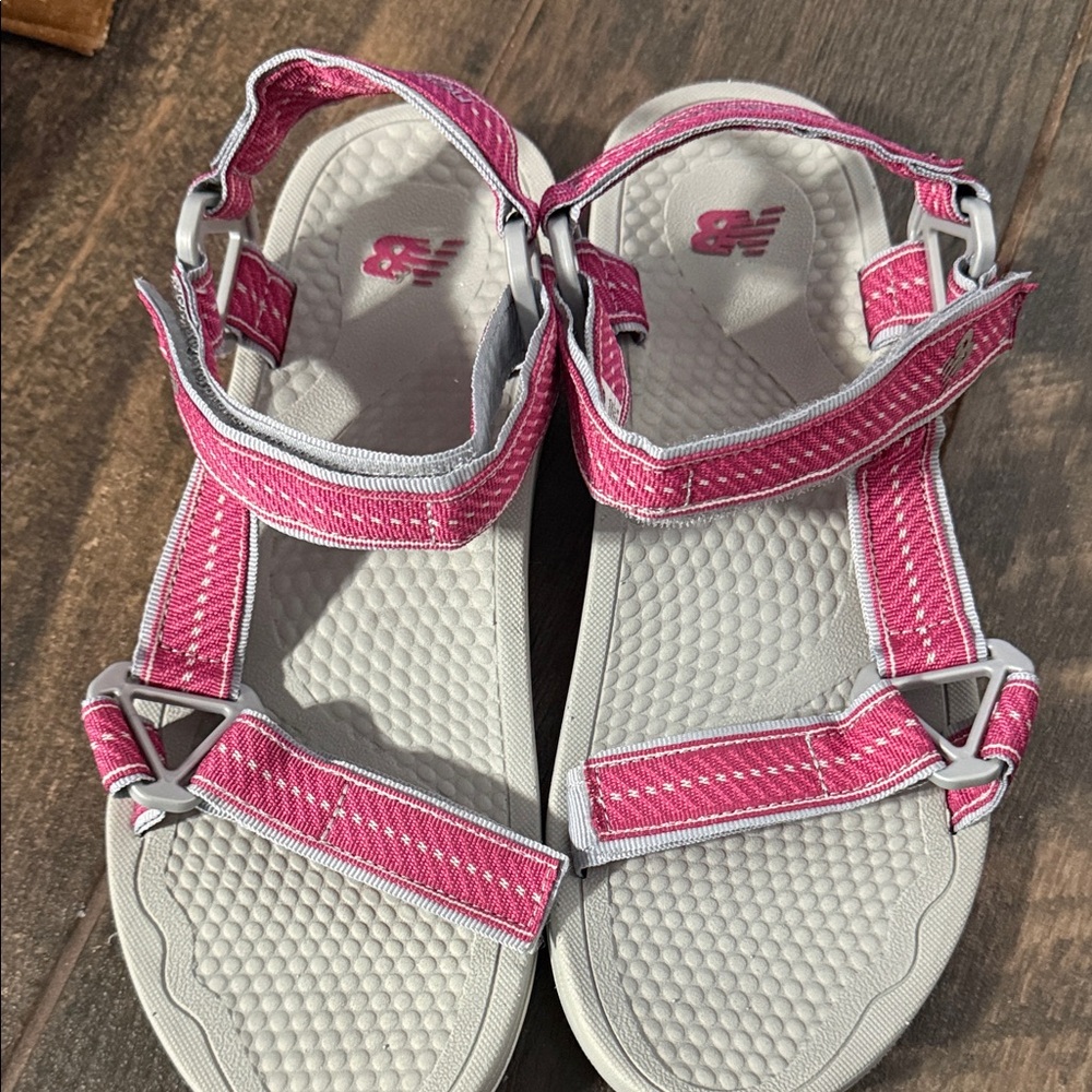 New Balance women’s Sandals with Pink and white Straps size 10 NWOT